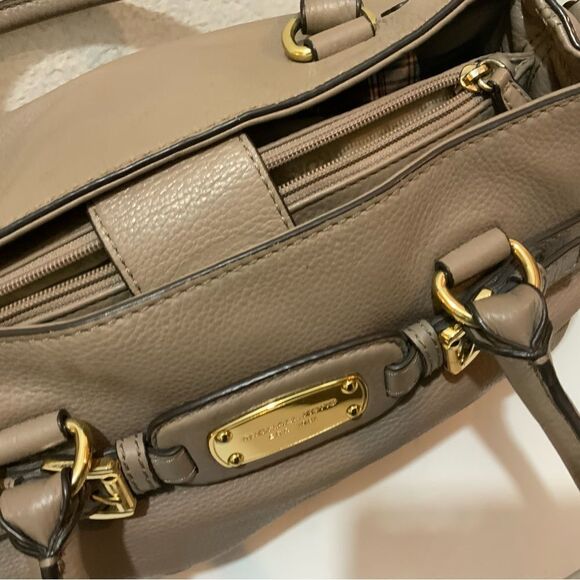 Authentic Michael Kors Hamilton Satchel Beautiful taupe "Dark Dune"color soft - Picture 8 of 16